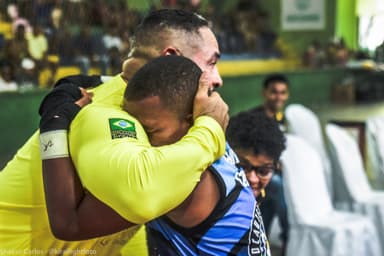 Samuel nocauteando o adversário